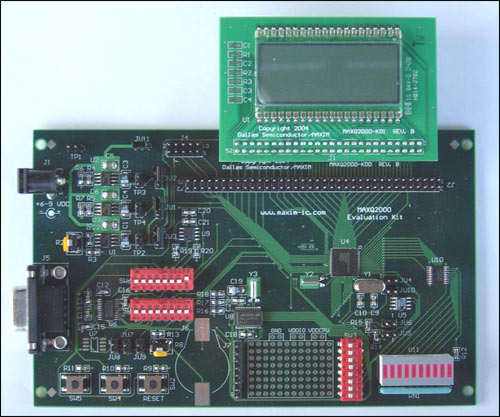 图1. 安装了LCD板的MAXQ2000评估板