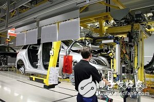 图二 :  汽车制造已高度自动化，在同一条生产线上就完成生产流程的许多工作，而且只需一名管理工程师（图片来来源：Mercedes Benz）