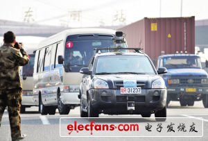 在完成了114公里的京津高速行驶后，这辆由黑色现代途胜越野车改装的“军交猛狮Ⅲ号”无人驾驶智能车在天津东丽收费站下道。
