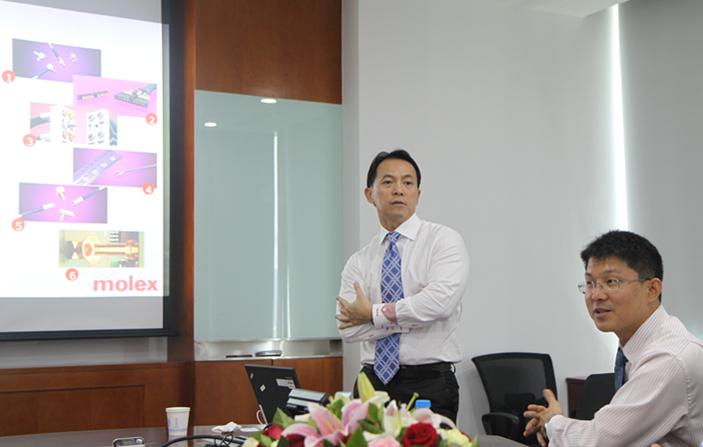 图 Molex亚太南区市场及关键客户管理总监Calvin Toh（左）和Molex亚太南区中国医疗行业区域业务发展经理申阳光（右）