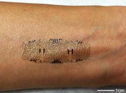 研究人员们展示可像纹身一样印在手臂上的传感器应用