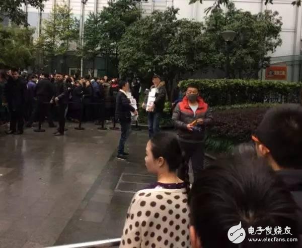 昨日，上海某专卖店前排起长队，就为了一副耳机