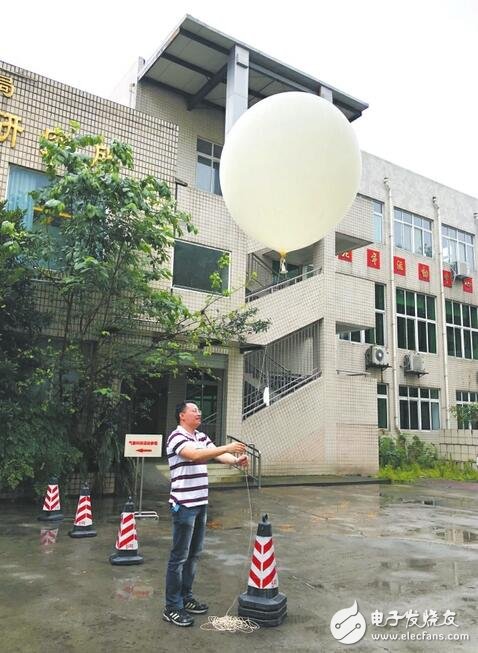 搭乘探空气球的传感器在监测气象数据
