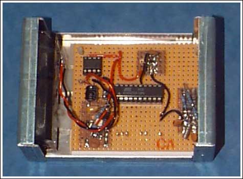 Figure 5. The final assembled unit includes the data-logger board and the battery pack, which appears on the left-hand side of the casing.传感器