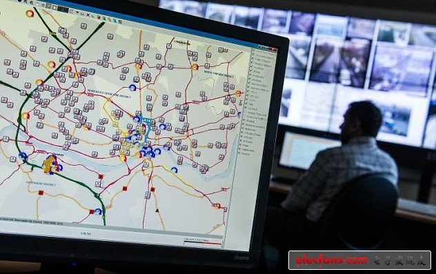 城市交通管理控制中心将直接向司机传送路况信息，并为他们设定更有效的行车速度。.