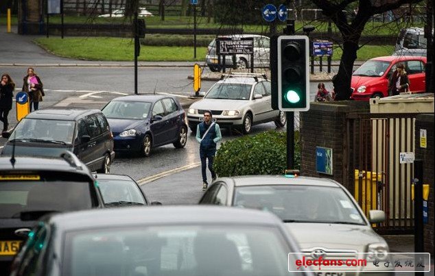 英国纽卡斯尔大学正在开发一套先进的智能交通系统，有望帮助司机尽可能多地躲过红灯。