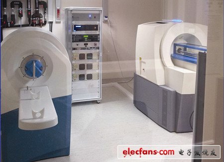 说明：“由于杂散磁场非常弱，新的台式3T MRI 扫描仪（左边）可与实验室中的其它扫描仪放在一起”