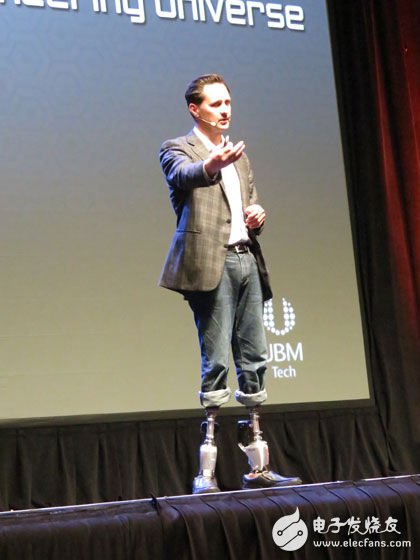 Hugh Herr因冻伤失去了膝盖以下的双腿，因应自己的需求开发了更合用的义肢