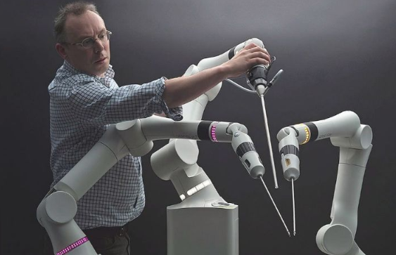 全球最小手术机器人协助医师进行精准缝合或切割